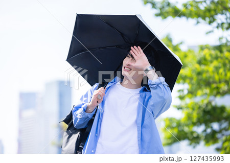 日傘をさす男性 127435993