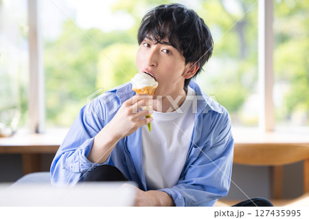ソフトクリームを食べる男性 127435995