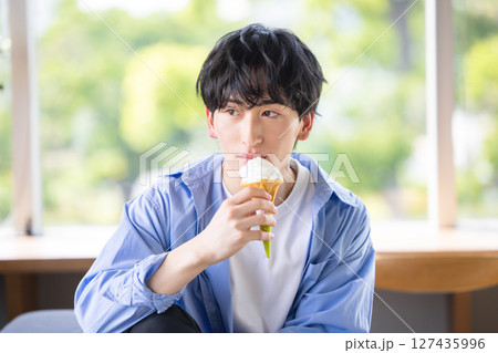 ソフトクリームを食べる男性 127435996