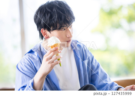 ソフトクリームを食べる男性 127435999