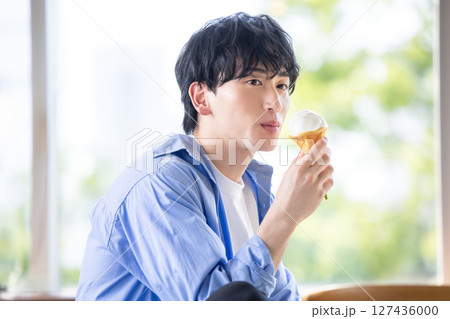 ソフトクリームを食べる男性 127436000