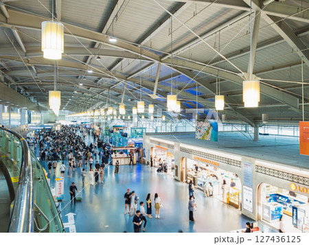 釜山　金海（キメ）国際空港出発ロビー　※一部ソフトフォーカス 127436125