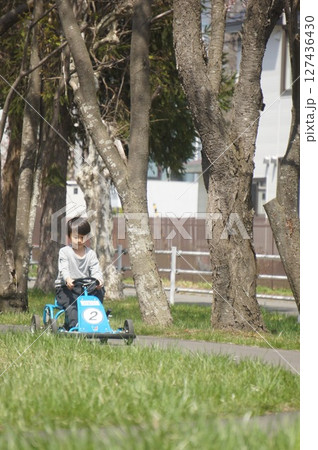 人力カートに乗る男の子 127436430