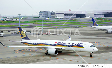 駐機場に向かうシンガポール航空　羽田空港　 127437388