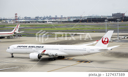 JAL 駐機中の機体 羽田空港 JAL 駐機中の機体 羽田空港 127437389