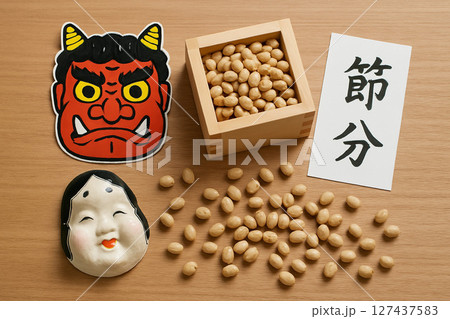 節分の鬼のお面と升に入った鬼と豆 節分の鬼のお面と升に入った鬼と豆 127437583