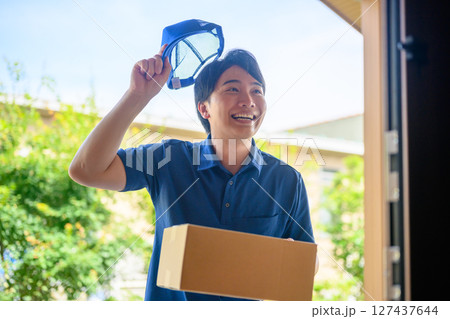 配達員が届ける 127437644