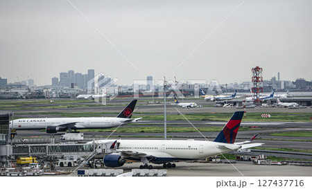 羽田空港 国際線 駐機中の航空機 羽田空港 国際線 駐機中の航空機 127437716