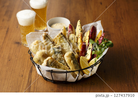 かご盛りしたフィッシュ&さつまいもチップス かご盛りしたフィッシュ&さつまいもチップス 127437910