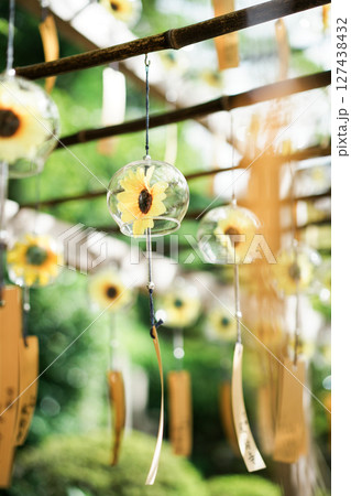 ひまわりの風鈴のある風景 ひまわりの風鈴のある風景 127438432