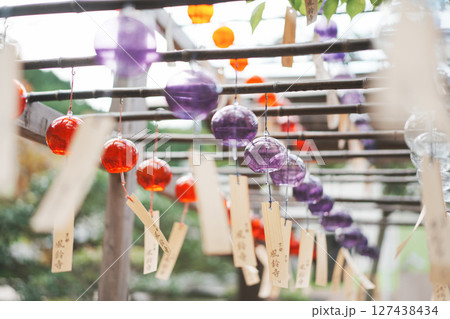 たくさんのカラフルな風鈴 127438434