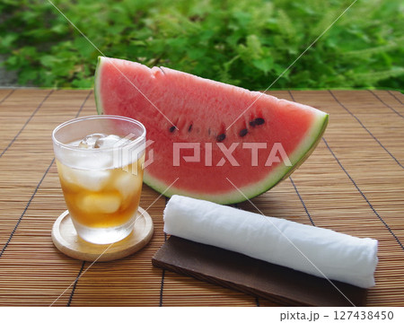 麦茶 むぎ茶 カットしたスイカ おしぼり 清涼 夏イメージ 127438450