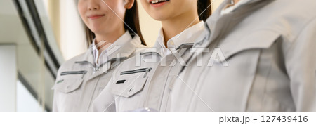 作業服を着た女性ののビジネスイメージ 作業服を着た女性ののビジネスイメージ 127439416