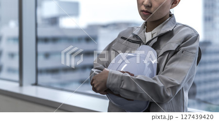 作業服を着た女性ののビジネスイメージ 作業服を着た女性ののビジネスイメージ 127439420