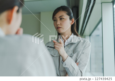 作業服を着た女性ののビジネスイメージ 127439425