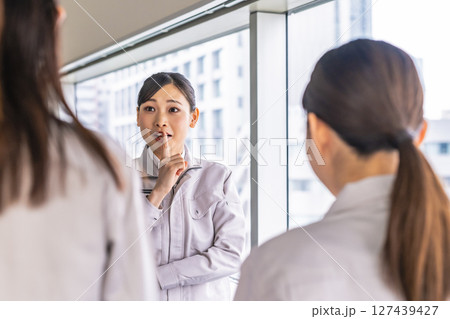 作業服を着た女性ののビジネスイメージ 作業服を着た女性ののビジネスイメージ 127439427