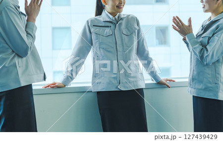 作業服を着た女性ののビジネスイメージ 作業服を着た女性ののビジネスイメージ 127439429
