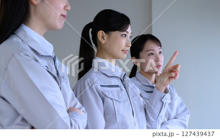 作業服を着た女性ののビジネスイメージ 127439437