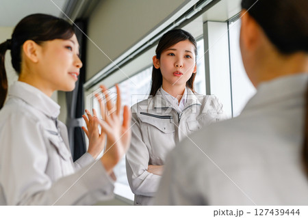 作業服を着た女性ののビジネスイメージ 127439444