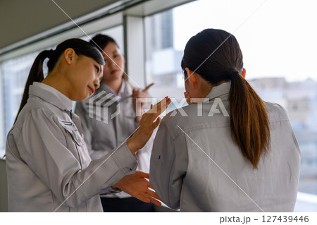 作業服を着た女性ののビジネスイメージ 127439446