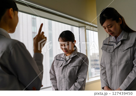 作業服を着た女性ののビジネスイメージ 作業服を着た女性ののビジネスイメージ 127439450