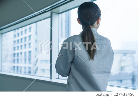 作業服を着た女性ののビジネスイメージ 127439456