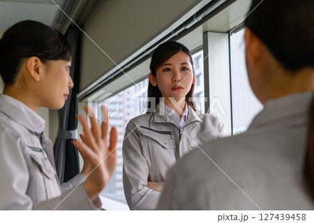 作業服を着た女性ののビジネスイメージ 作業服を着た女性ののビジネスイメージ 127439458