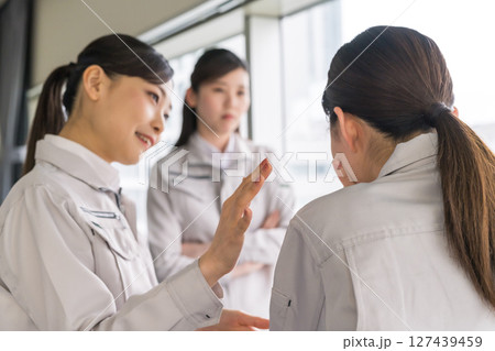作業服を着た女性ののビジネスイメージ 作業服を着た女性ののビジネスイメージ 127439459