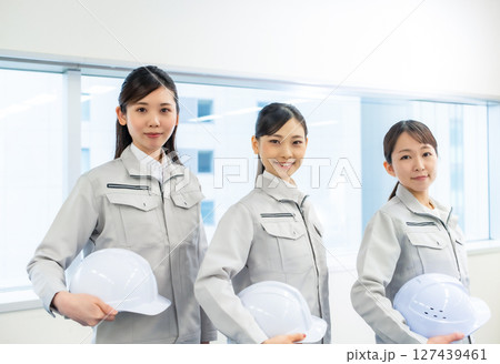 作業服を着た女性ののビジネスイメージ 作業服を着た女性ののビジネスイメージ 127439461