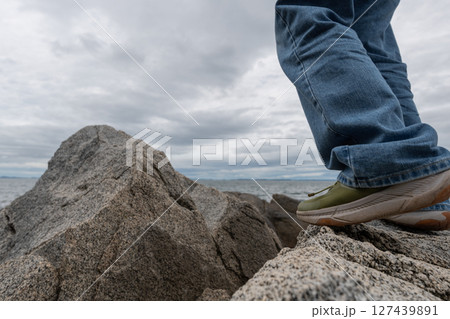 岩場を乗り越える人の足元 岩場を乗り越える人の足元 127439891