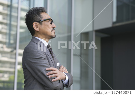 腕組みをする50代後半のビジネスマン 横顔 ポートレート 腕組みをする50代後半のビジネスマン 横顔 ポートレート 127440071
