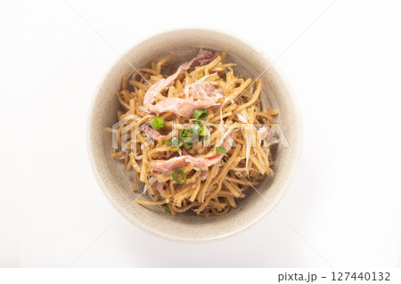 ローストビーフ　葱ごぼうサラダ 127440132