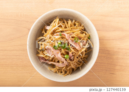 ローストビーフ　葱ごぼうサラダ 127440139