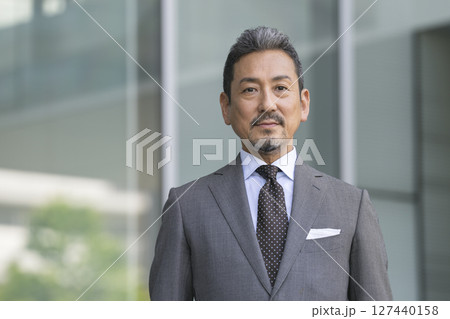 カメラ目線のシニアのビジネスマン 127440158