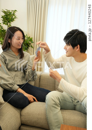 トランプで遊ぶ男女 トランプで遊ぶ男女 127440248