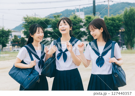 通学する夏服の女子高生 127440357