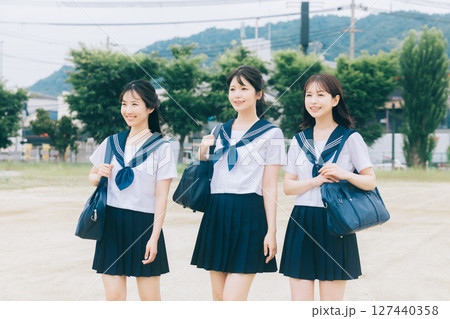 通学する夏服の女子高生 通学する夏服の女子高生 127440358
