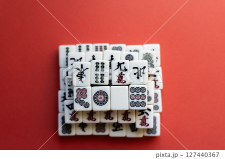 赤背景に積まれたマージャン牌 127440367