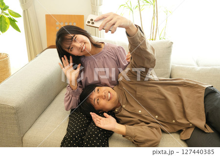 自撮りするカップル 127440385