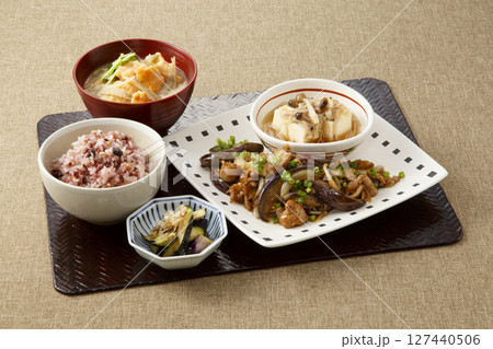 茄子と豚生姜焼きと鮭のつみれ汁定食（秋の味覚の一汁三菜） 127440506