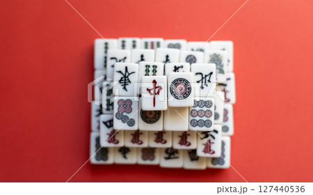 赤背景に積まれたマージャン牌 127440536