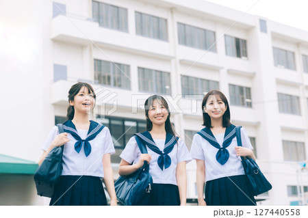 通学する夏服の女子高生　 127440558