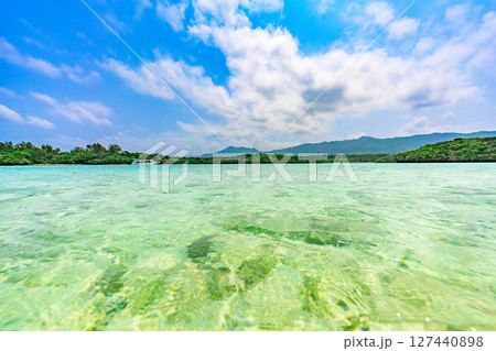 青い空とエメラルドグリーンの海が美しい石垣島 127440898