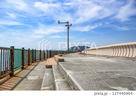 葉山港の防波堤を歩きながら湘南の海を一望できる風景 127440904