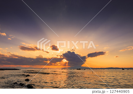 湘南の真名瀬海岸で眺める心癒されるサンセット　神奈川 127440905