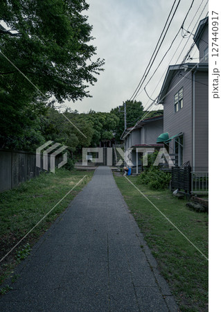 葉山の住宅街から森山神社へ向かう参道の風景　神奈川県葉山町 127440917