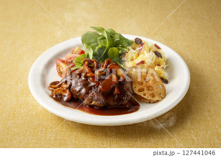 きのこハンバーグの秋の彩ワンプレート 127441046