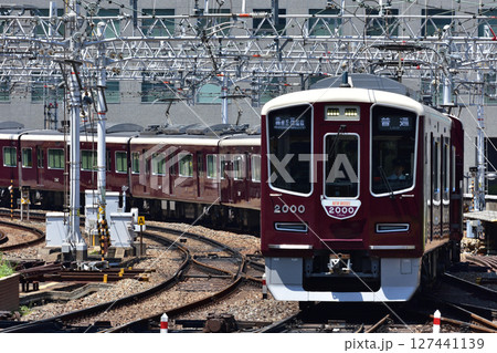 大阪梅田に到着する阪急宝塚線 2000系 127441139