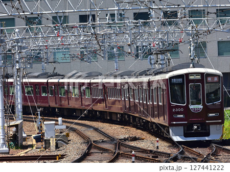 大阪梅田に到着する阪急京都線 2300系 大阪梅田に到着する阪急京都線 2300系 127441222