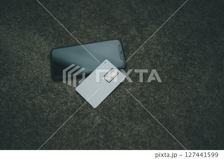 SIMカード台紙とスマートフォン SIMカード台紙とスマートフォン 127441599